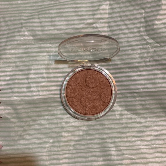 LE Clinique Flower Bronzer in Solar Pop - Picture 1 of 3